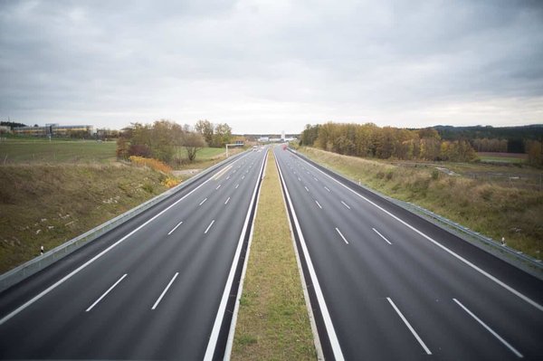Quels sont les bénéfices des systèmes de maintien de voie pour une conduite plus stable sur autoroute?